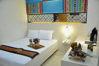 Metro House Hotel Surabaia Exterior foto